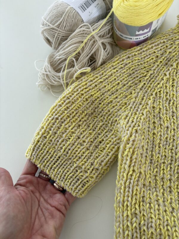 Sunbeam Rib cardigan i ribstrik, designet af Skovcreations. Strikket med to tråde for meleret look – strikkeopskrift til forår og sommer.