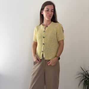Kortærmet cardigan strikket i rib – Sunbeam Rib fra Skovcreations. Moderne strikkeopskrift i meleret garn, perfekt til forår og sommer.