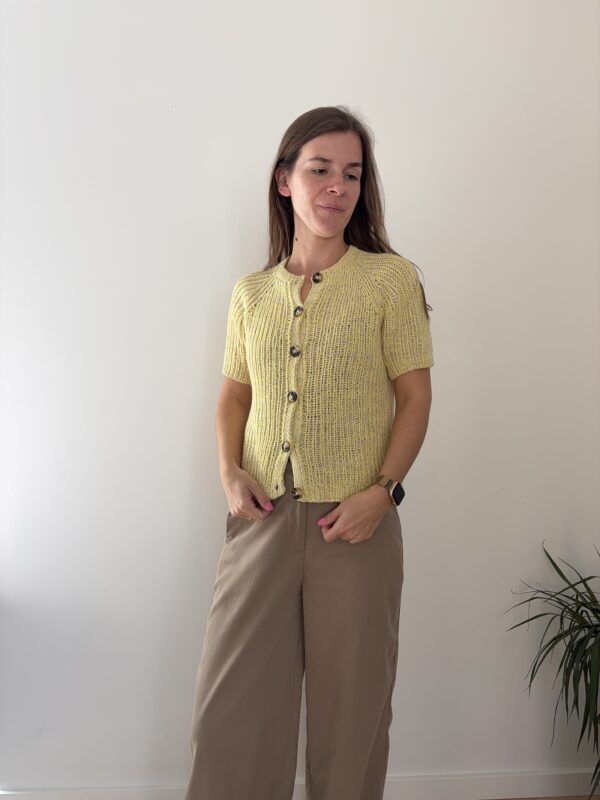 Kortærmet cardigan strikket i rib – Sunbeam Rib fra Skovcreations. Moderne strikkeopskrift i meleret garn, perfekt til forår og sommer.