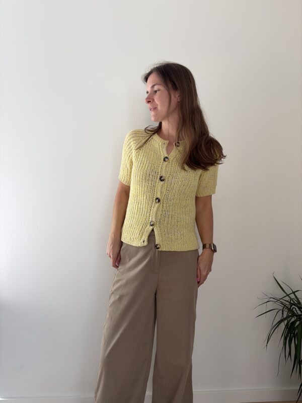 Detalje af ribstruktur og italiensk afslutning på Sunbeam Rib cardigan – strikkeopskrift fra Skovcreations.