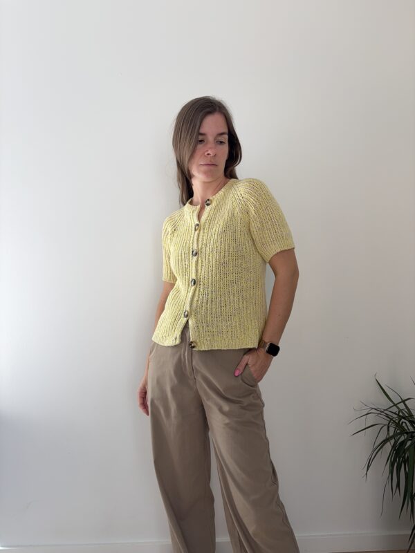Garn og strikketøj til Sunbeam Rib cardigan – strikkeopskrift designet af Skovcreations i Highland Wool og Sultan.