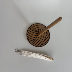 Rund garnholder med garnnøgle-mønster