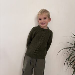 Moss Sweater Junior strikkeopskrift – raglan børnesweater med fletning strikket oppefra og ned