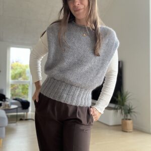 Strikket vest med ribkant i taljen og let puf effekt