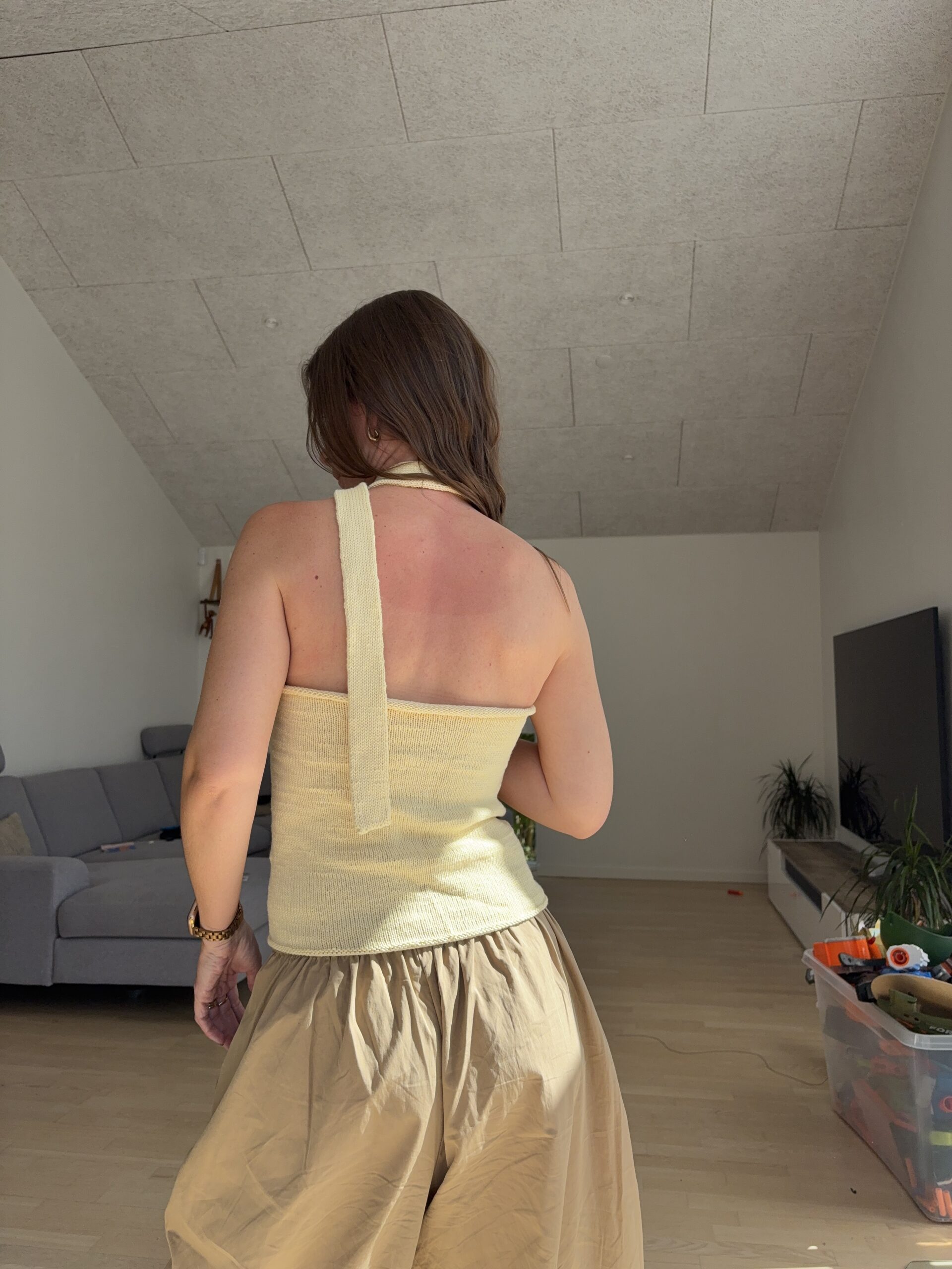 Feminin top-down sommertop strikket i Rainbow Bamboo