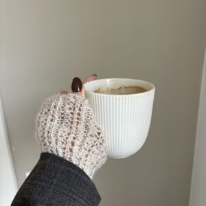 Et par strikkede Fern Cuffs manchetter i Leonora by Permin
