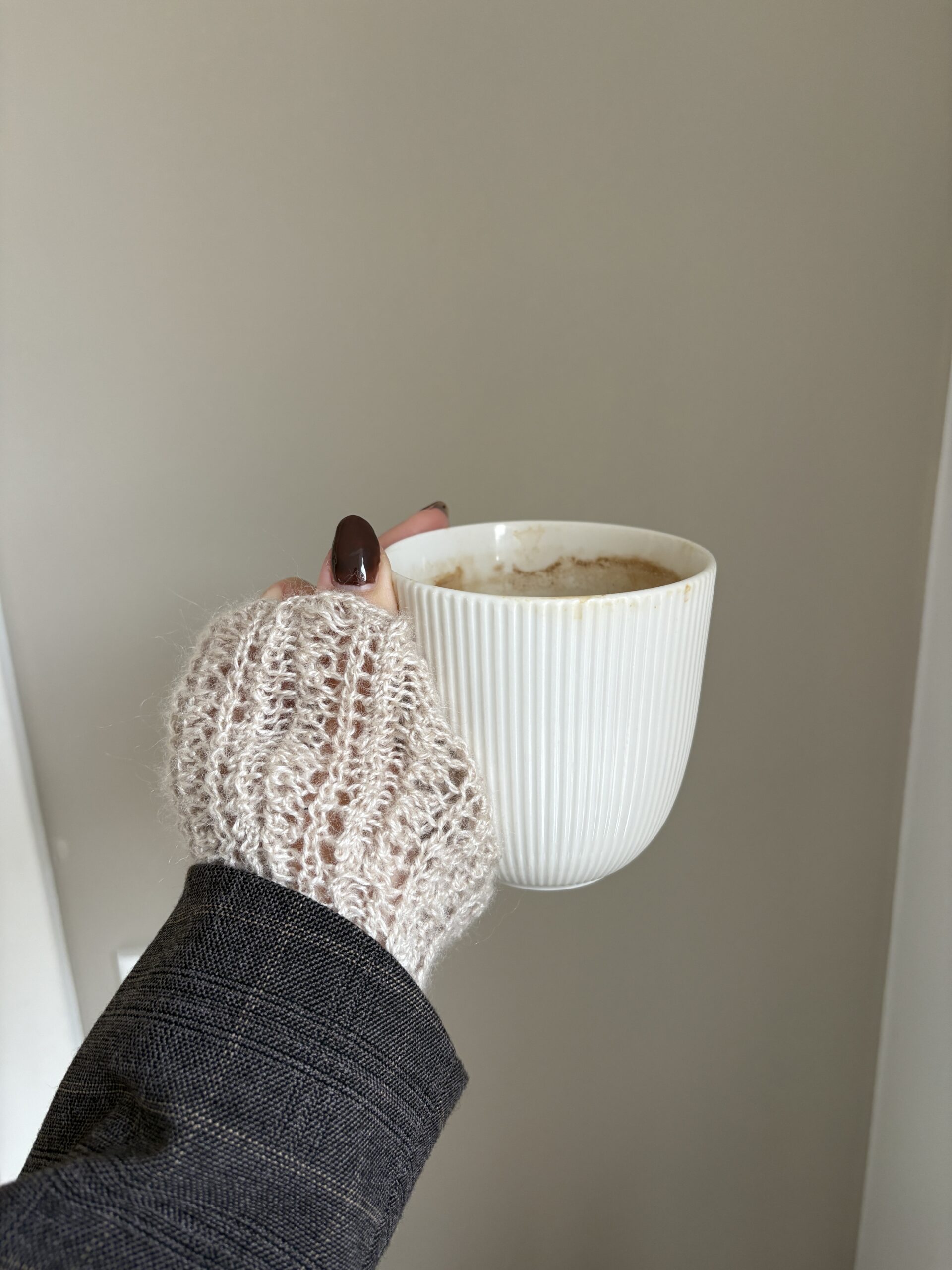 Et par strikkede Fern Cuffs manchetter i Leonora by Permin